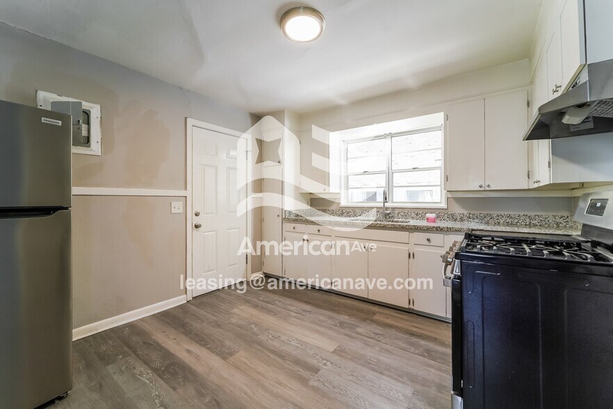 Building Photo - 1836 Shamrock Dr