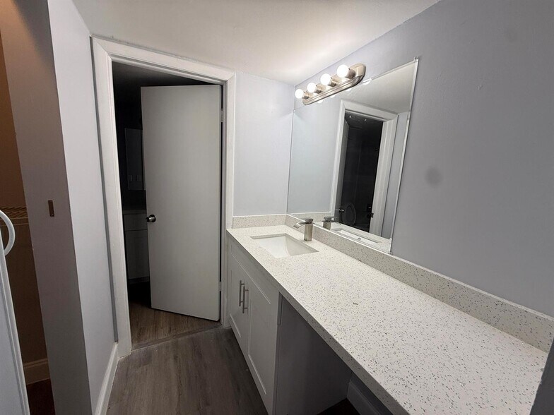 Building Photo - 7355 Woodmont Ter