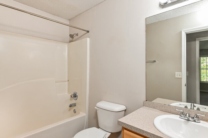 Building Photo - 335 Shadetree Ln