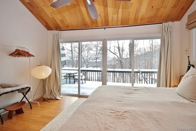 Building Photo - 117 Seven Hills Lake Dr