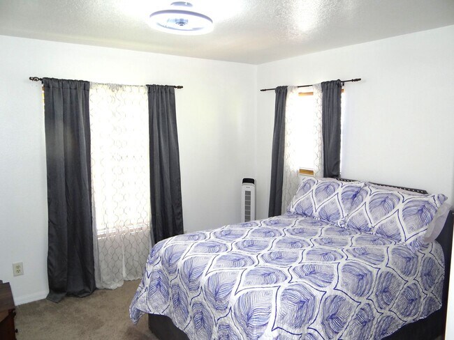 Building Photo - 2 bed 2.5 bath home only 1.5 miles to the ...