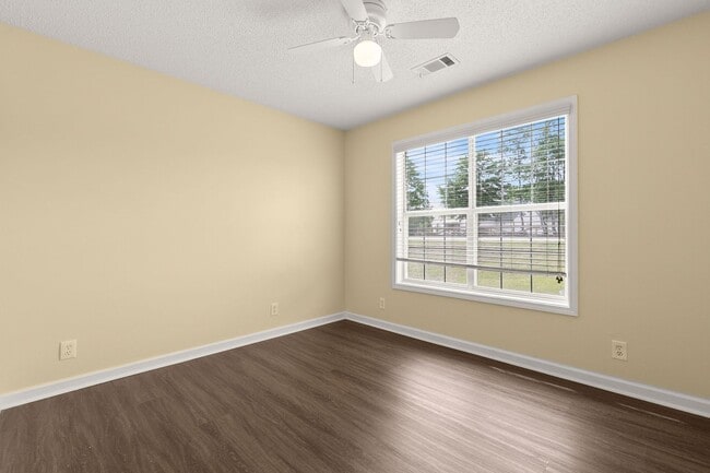 Building Photo - Charming Flowery Branch Home!