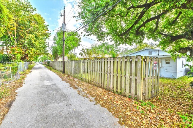 Building Photo - 2243 Greene St.