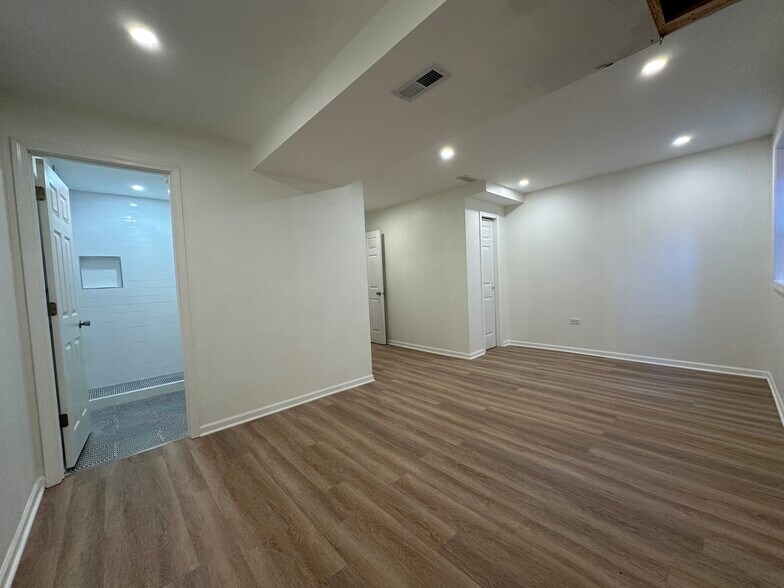 Building Photo - 2045 N Damen Ave