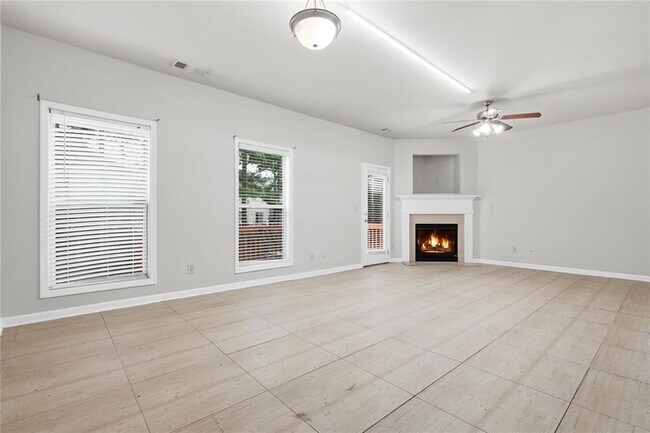 Building Photo - 6199 Thorncrest Dr
