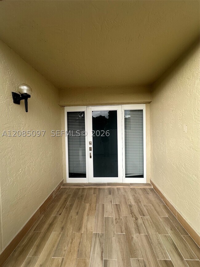 Building Photo - 14357 Kendale Lakes Dr