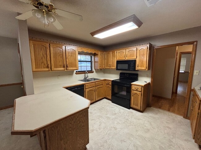 Building Photo - Welcome to your dream home in the heart of Russellville, AR.