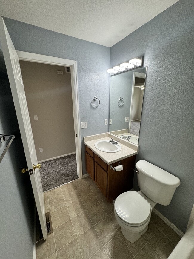 Building Photo - Beautiful End Unit Townhouse In Thornton!