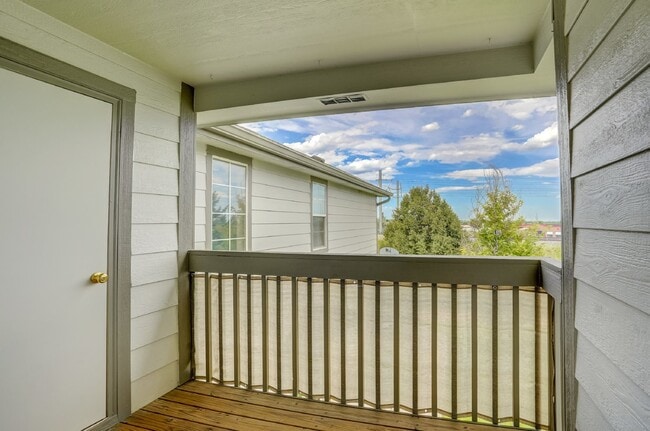 Building Photo - $2,100 - 2 Bed, 2 Bath Townhome in Thornto...