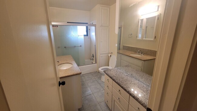 Building Photo - PRICE REDUCTION!! Spacious 2 Bedroom 2 Bat...