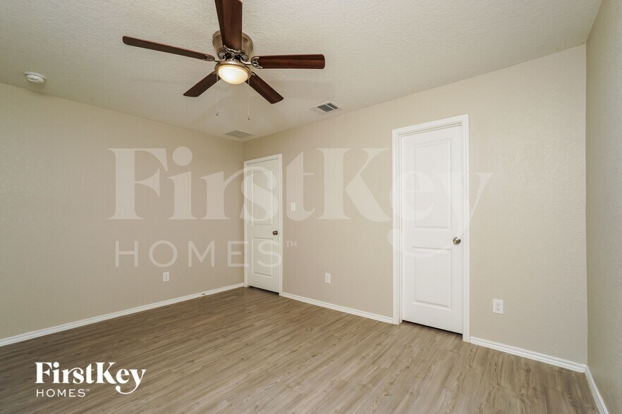 Building Photo - 2402 Double Oak Dr