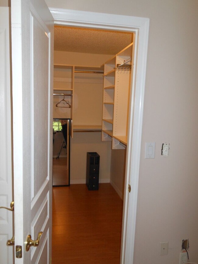 Building Photo - CHARMING 2 BEDROOM POOL HOME IN THE HEART OF JENSEN BEACH