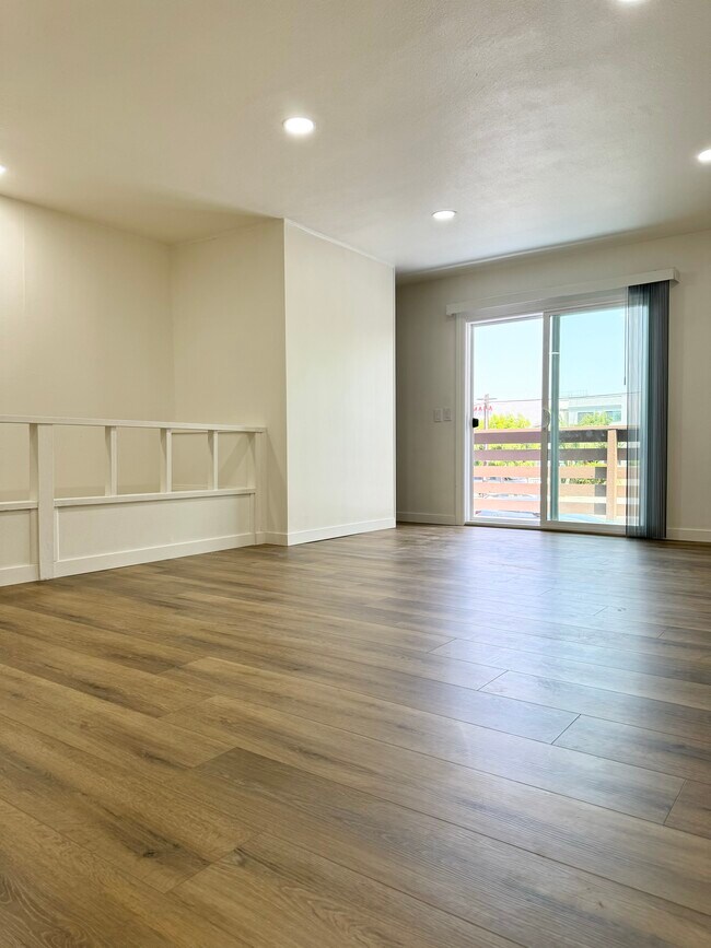 Building Photo - 440 W Orangewood Ave