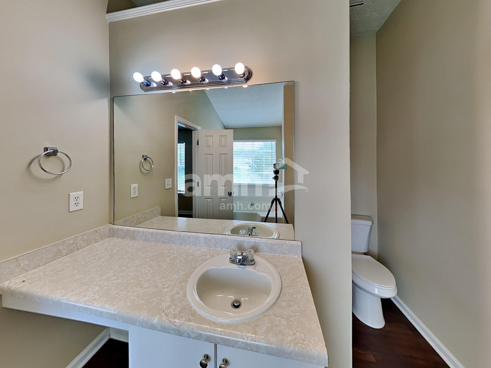 Building Photo - 602 Thrasher Ct