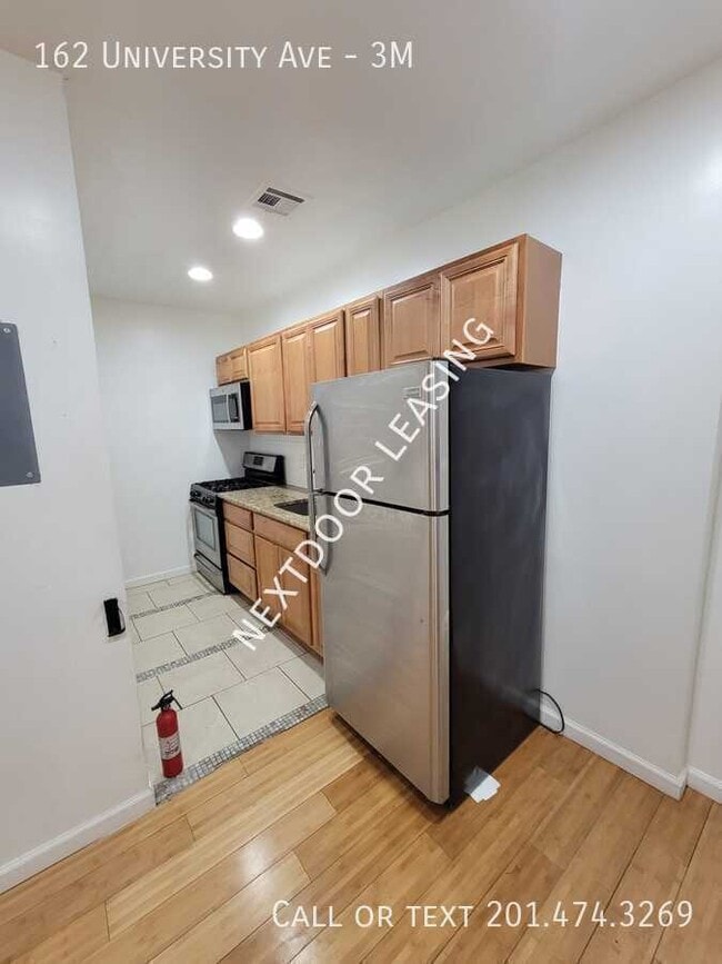 Building Photo - 162 University Ave