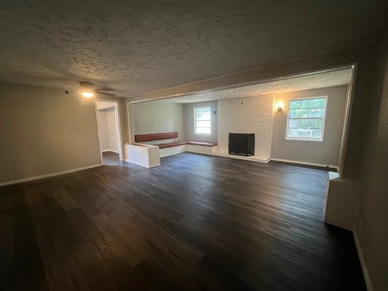 Building Photo - 4731 E Castlewood Dr