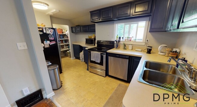 Building Photo - 132 S Clemens Ave