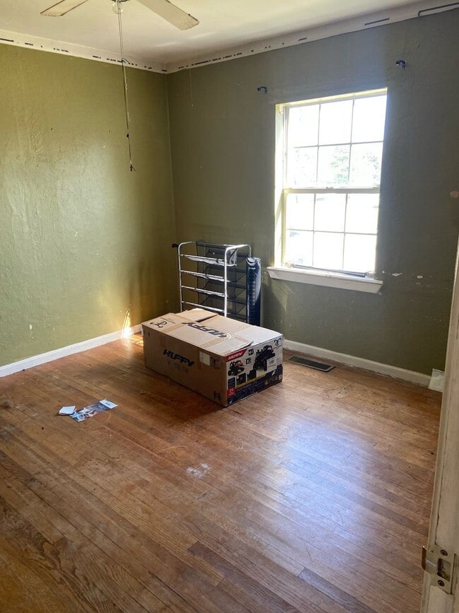 Building Photo - Lease to Purchase! Make Ready Home!