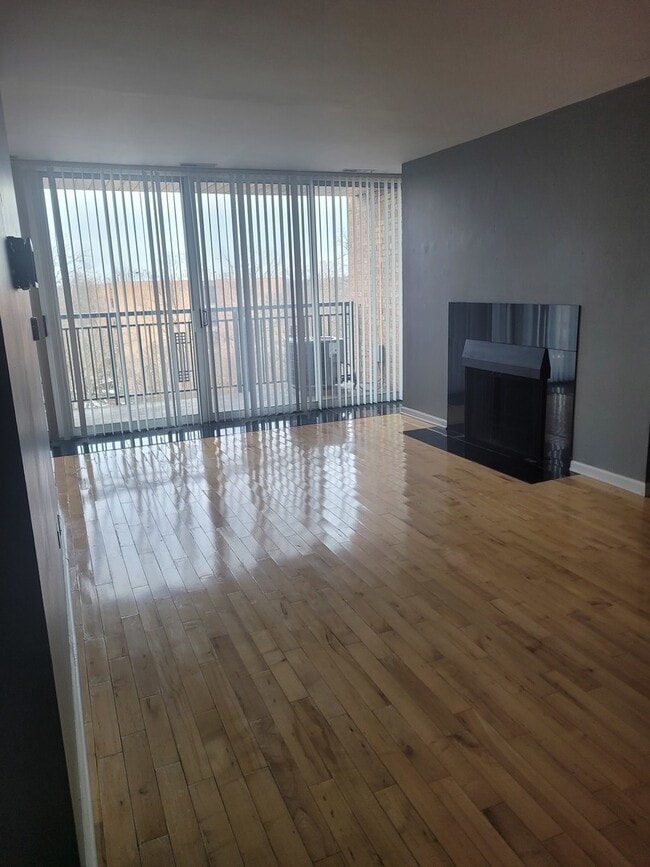 Building Photo - 6000 Oakwood Dr