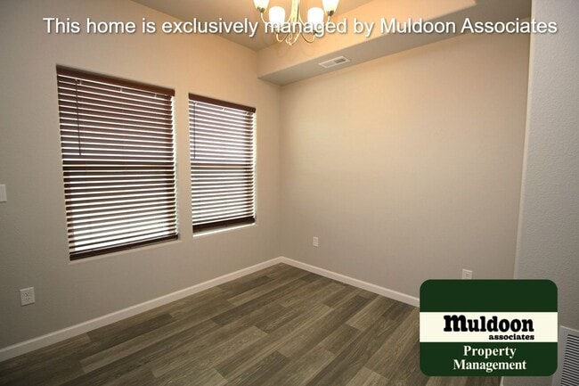 Building Photo - Beautiful end unit townhome