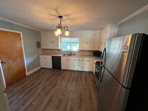 Building Photo - 568-574 E 200 S