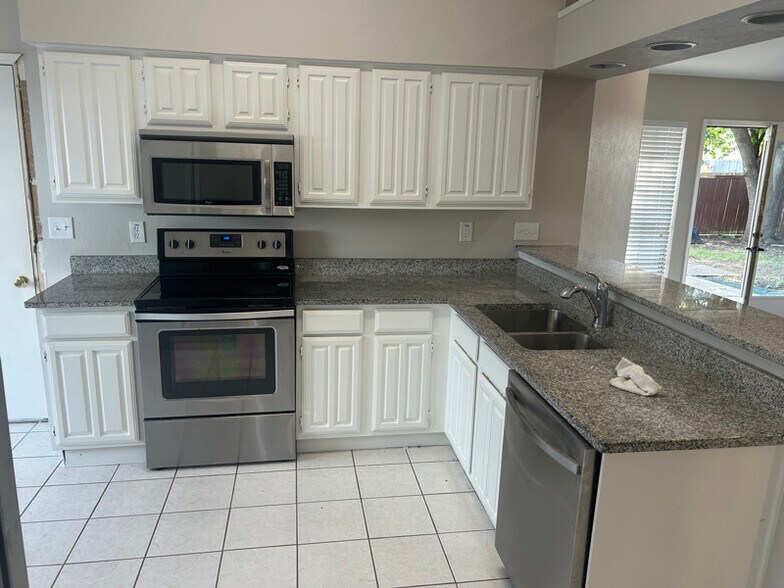 Building Photo - 4312 Avon Ct