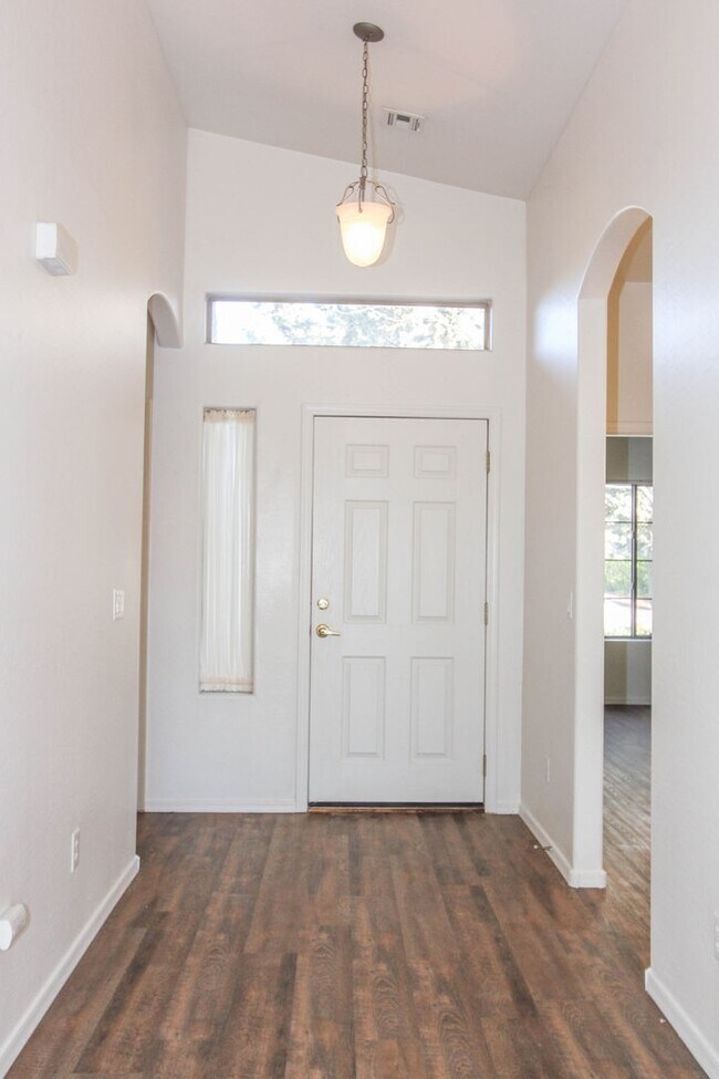 Building Photo - Viewpoint North - Three Bedroom Home