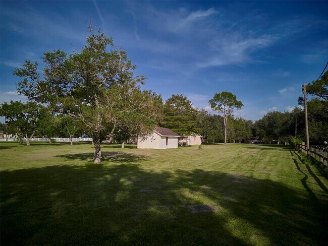 Building Photo - 902 Clover Ridge Ave