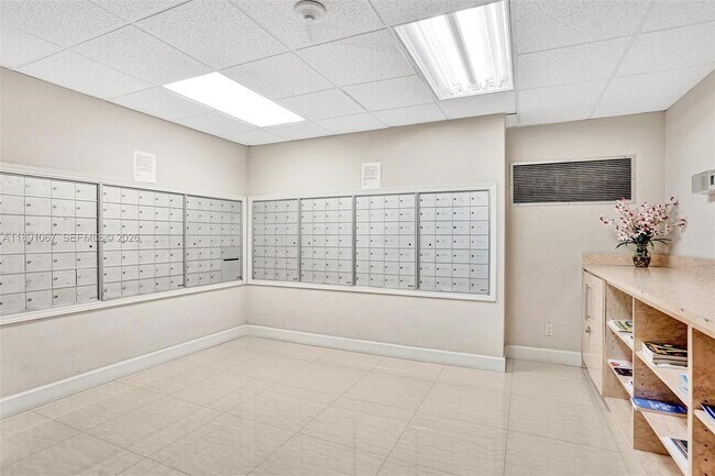 Building Photo - 1833 S Ocean Dr