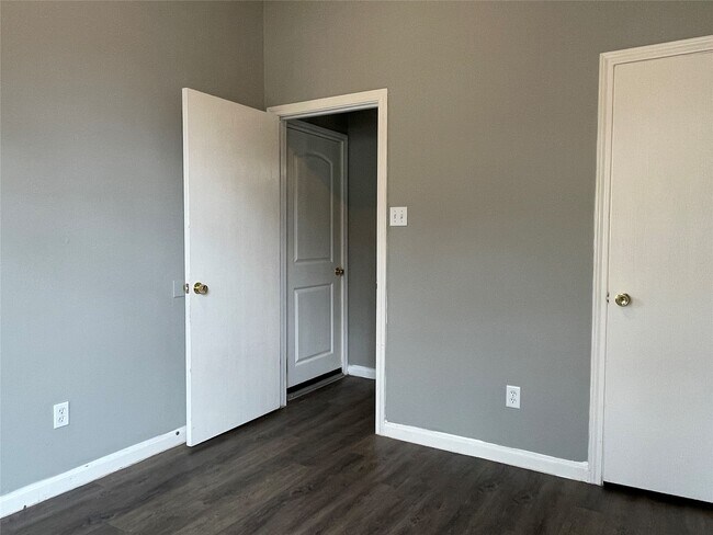 Building Photo - 811 Forest Hillside Ln