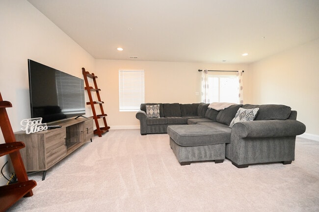 Building Photo - 522 Calvert Way