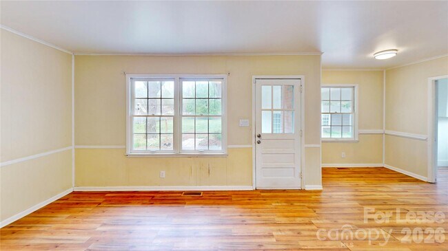 Building Photo - 6821 View Way Dr