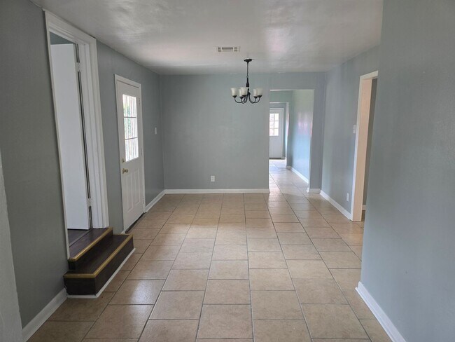 Building Photo - Spacious 4 bedroom/1 bath home with Centra...