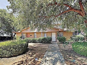 Building Photo - 919-921 West Rochelle Road