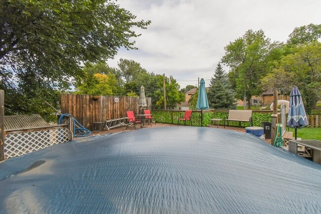 Building Photo - Spacious Central Sioux Falls Home with Ent...