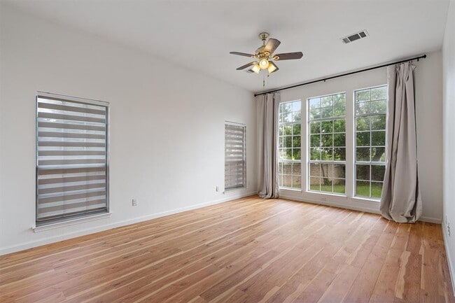 Building Photo - 100 Parque Cir