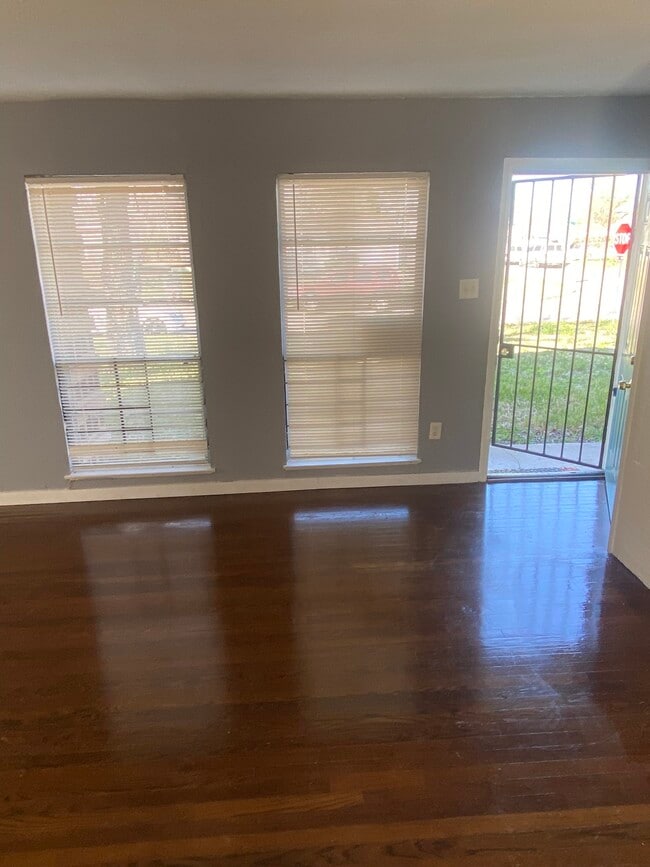 Building Photo - 5250 Kingsbury St