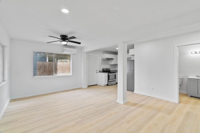 Building Photo - TWO BEDROOM ONE BATH WATER AND ELECTRICITY INCLUDED