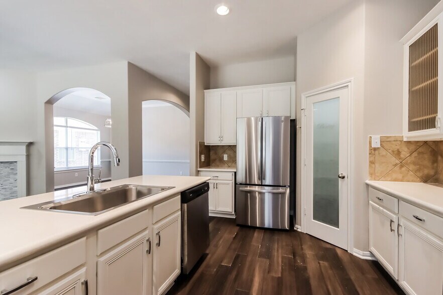 Building Photo - 25589 Oakhurst Forest Dr