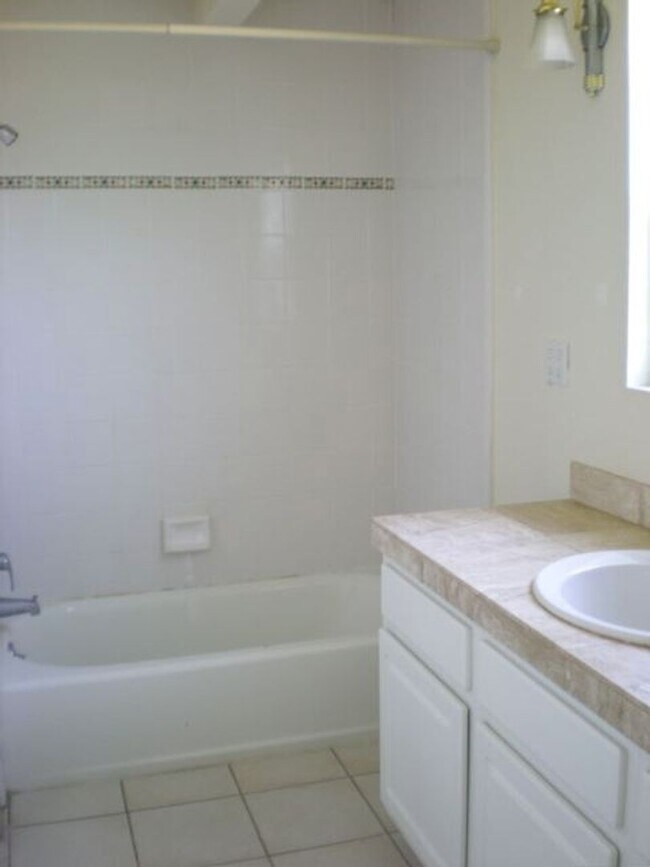 Building Photo - 4527 Hollister Ave