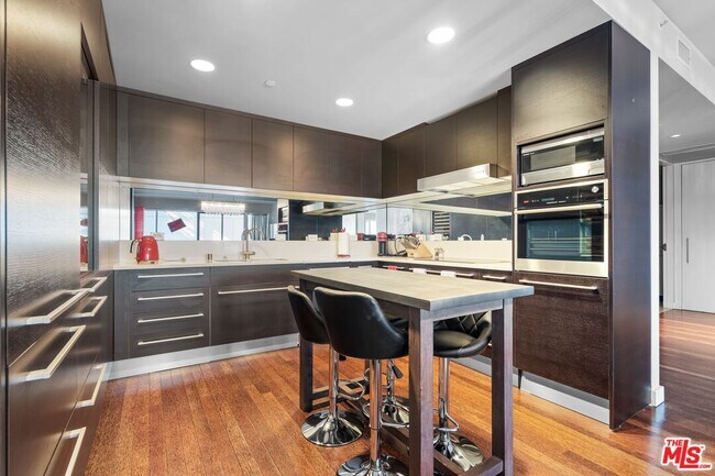 Building Photo - 6250 Hollywood Blvd