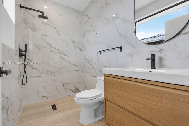 Building Photo - 3905 SW 5th St