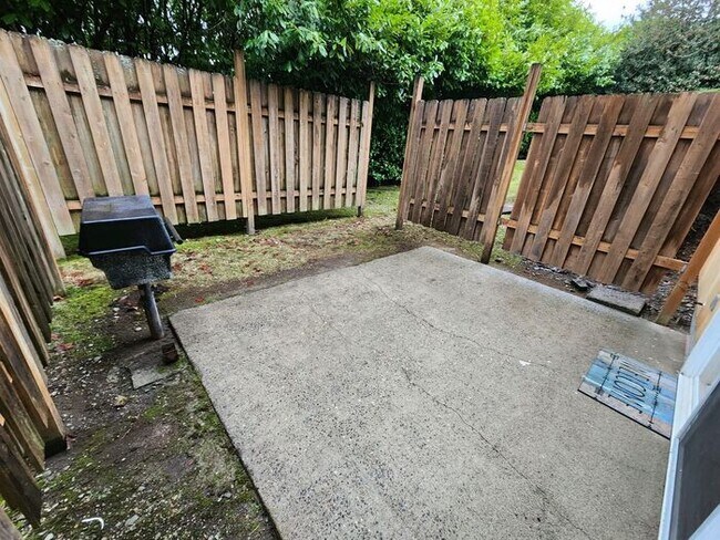 Building Photo - Fully FURNISHED OR UNFURNISHED 2 Bedroom 1...