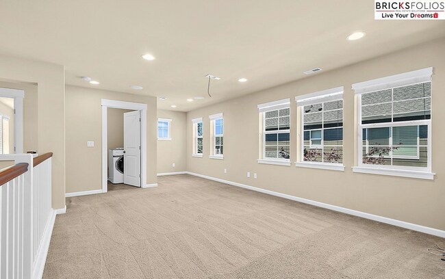 Building Photo - Natural Light-Filled Renton Home with Spac...