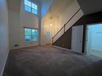 Building Photo - Luxury Townhome on Private Drive