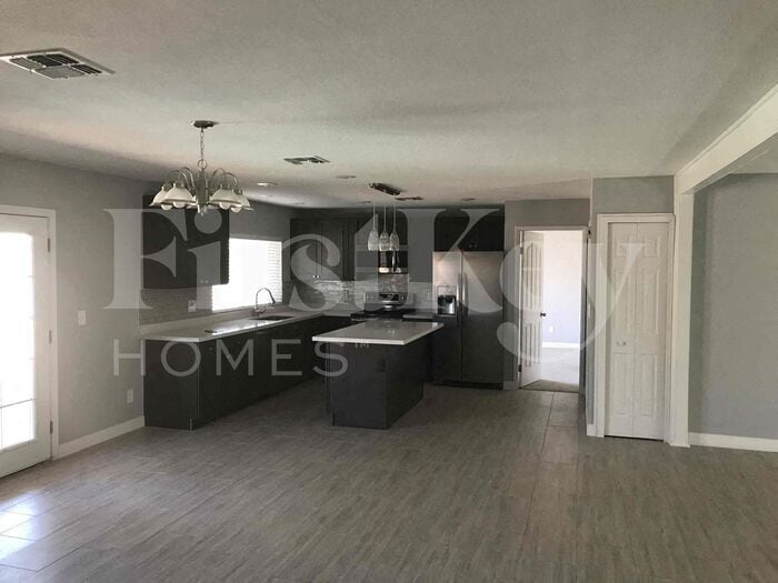 Building Photo - 4818 W Christy Dr