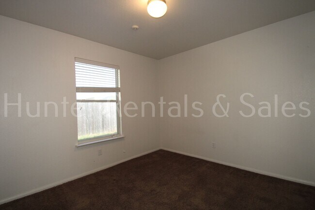 Building Photo - 505 Vega Ln