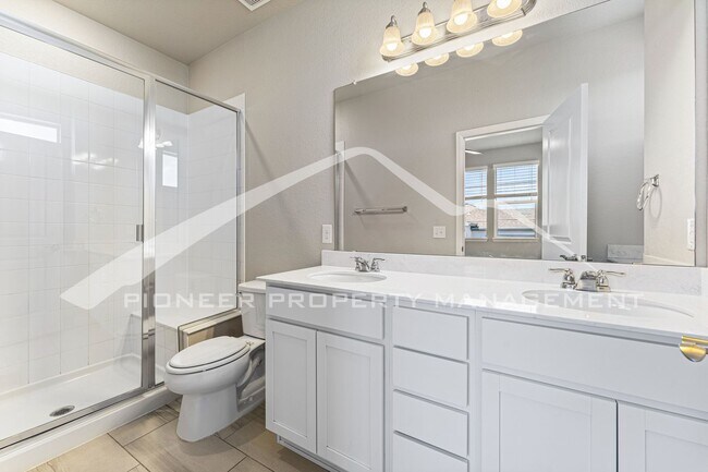 Building Photo - Gorgeous Townhouse with Washer/Dryer and C...