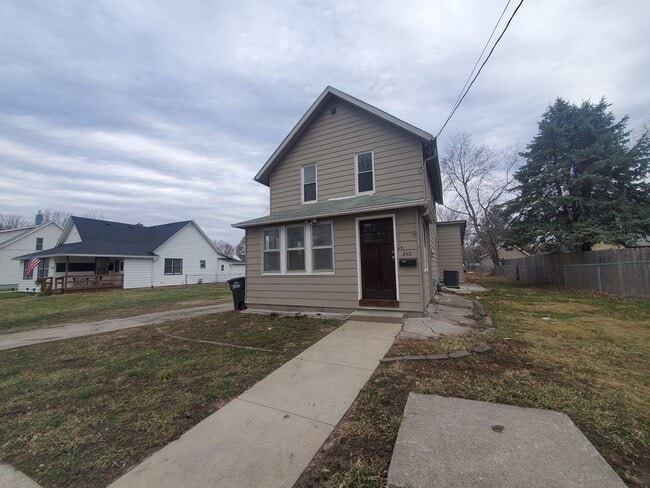 Building Photo - 4 Bedroom, 1 Bathroom home just South of Downtown!