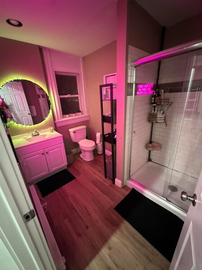 Building Photo - Spacious 5-Bed Home Near UC with In-Unit Laundry